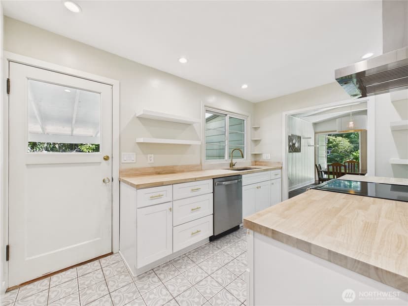 Property photo for 6351 Lake Avenue SW, Lakewood photo 8