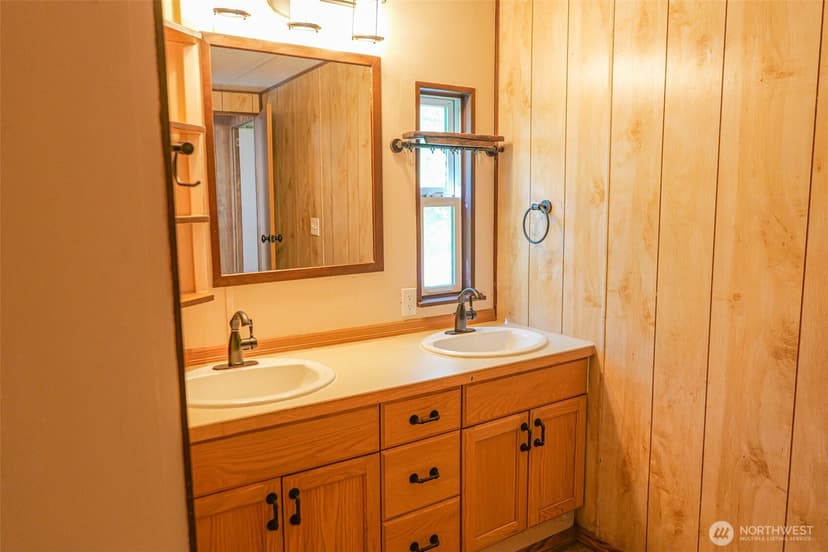 Property photo for 2106 Kent Avenue W, Bremerton photo 19