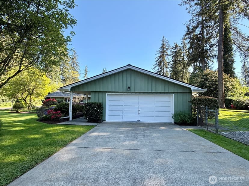 Property photo for 10704 Interlaaken Drive SW, Lakewood photo 28