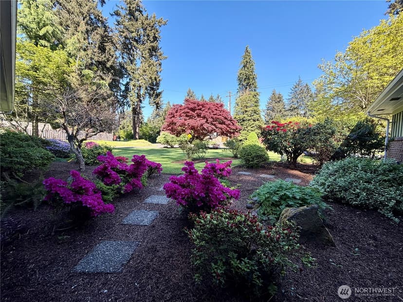 Property photo for 10704 Interlaaken Drive SW, Lakewood photo 2