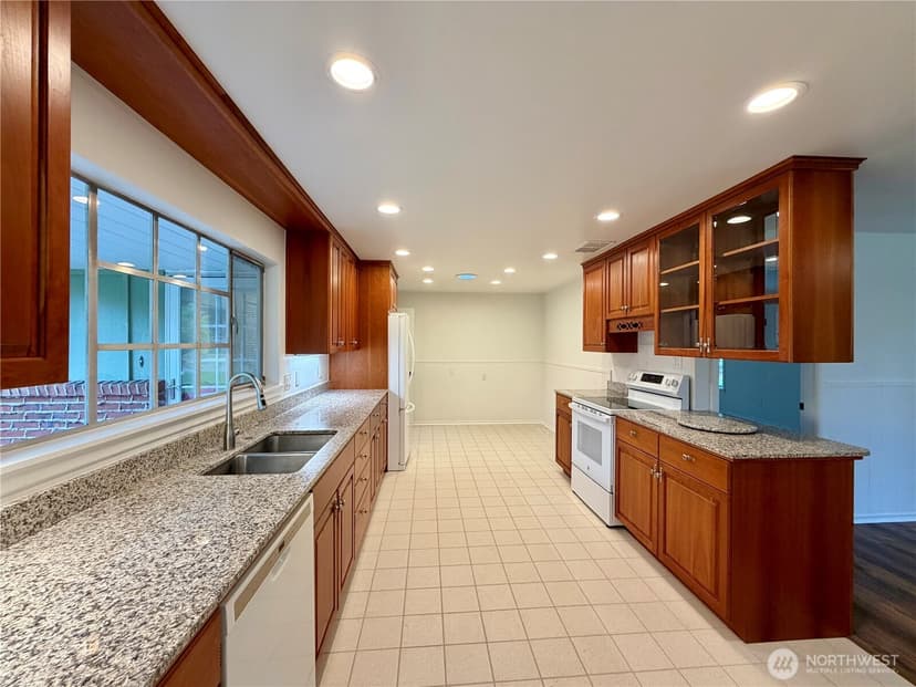 Property photo for 10704 Interlaaken Drive SW, Lakewood photo 12