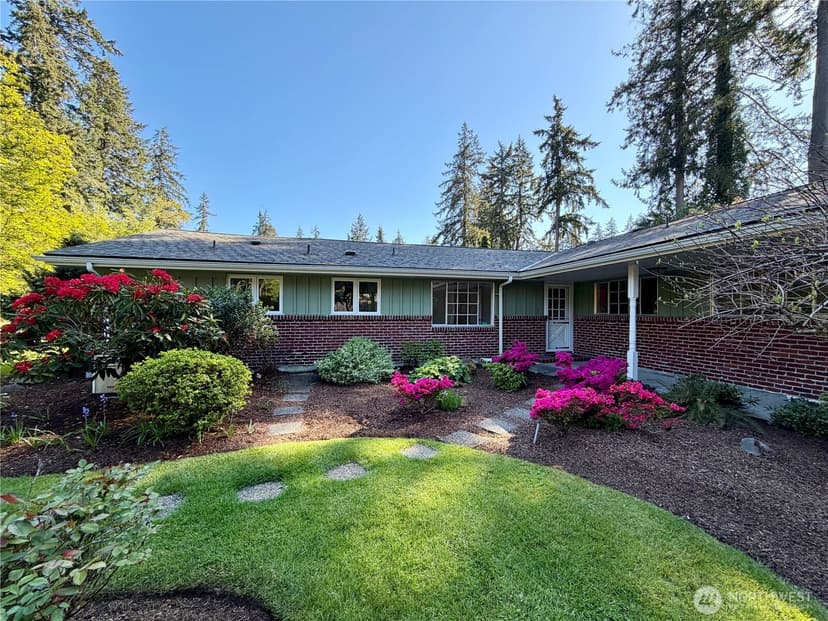 Property photo for 10704 Interlaaken Drive SW, Lakewood photo 3