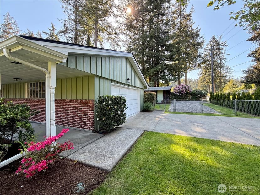 Property photo for 10704 Interlaaken Drive SW, Lakewood photo 6