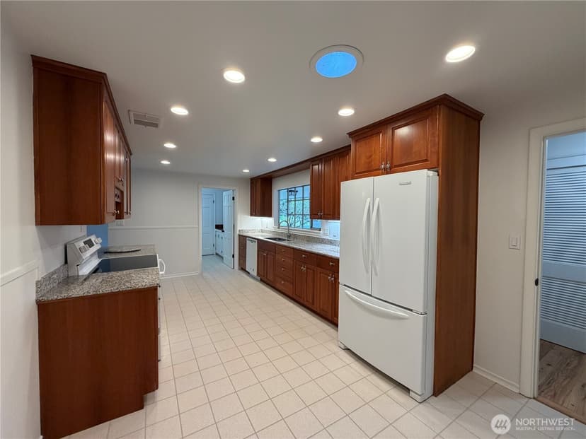 Property photo for 10704 Interlaaken Drive SW, Lakewood photo 13