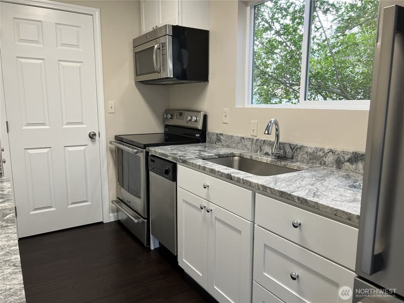 Property photo for 14721 Portland Avenue SW, Lakewood photo 3