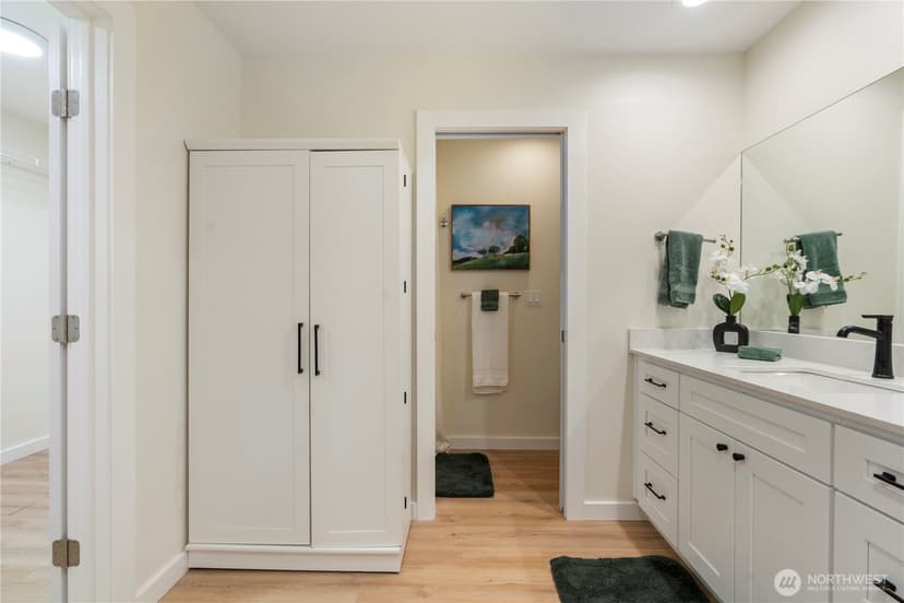 Property photo for 11706 Admiralty Way #B, Everett photo 17