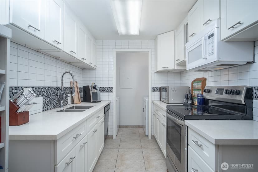 Property photo for 16817 Larch Way #D206, Lynnwood photo 3