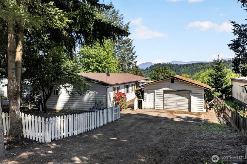 Property photo for 13413 Cedar Cir E, Bonney Lake photo 2