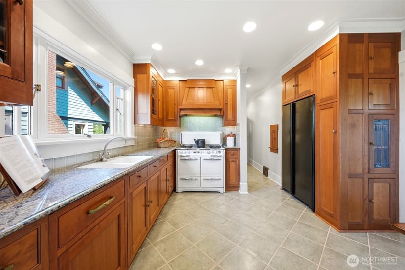 Property photo for 1519 1st Avenue N, Seattle photo 13