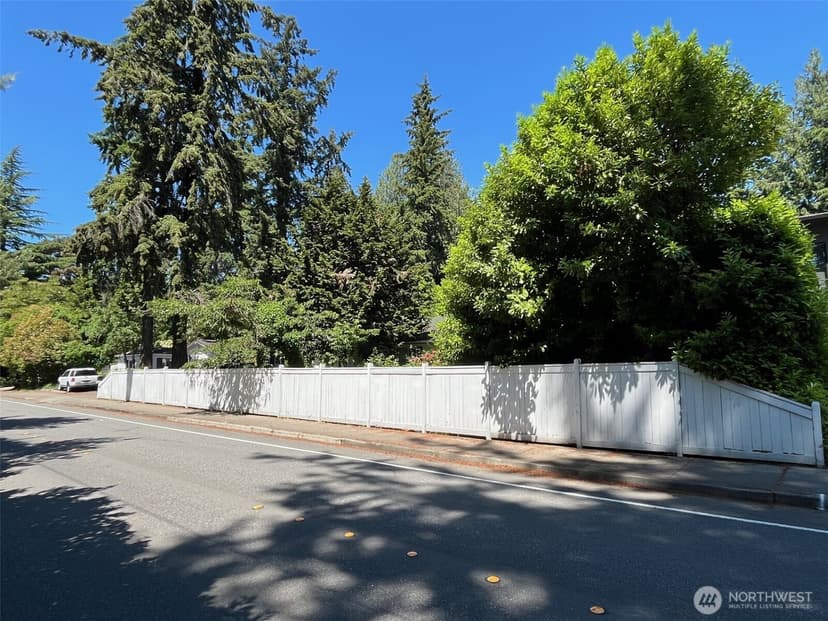 Property photo for 9100 Lake Washington Boulevard NE, Bellevue photo 3