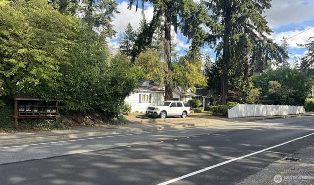 Property photo for 9100 Lake Washington Boulevard NE, Bellevue photo 2