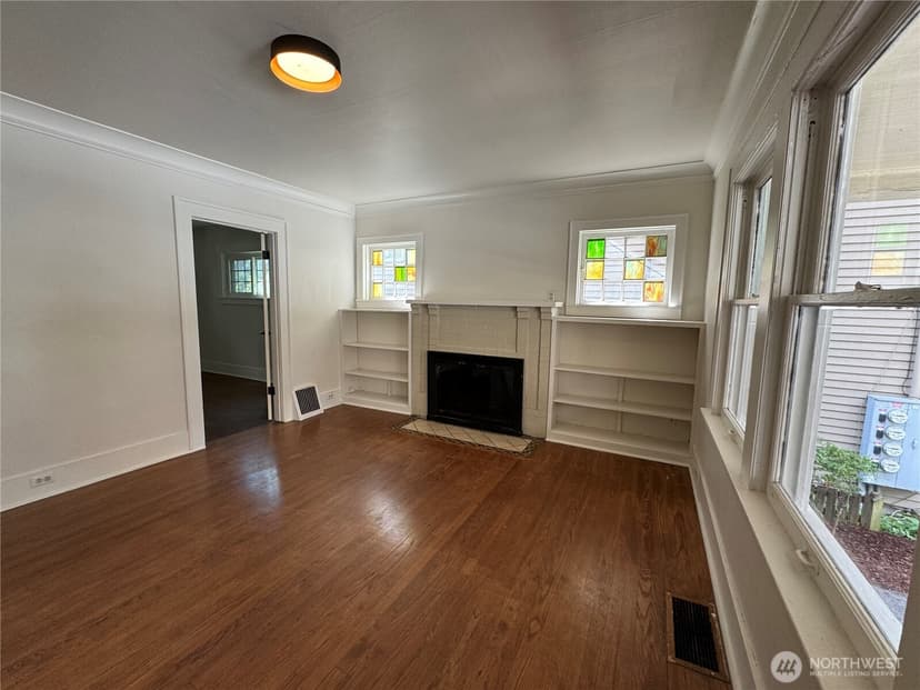 Property photo for 811 NE 66th Street, Seattle photo 3