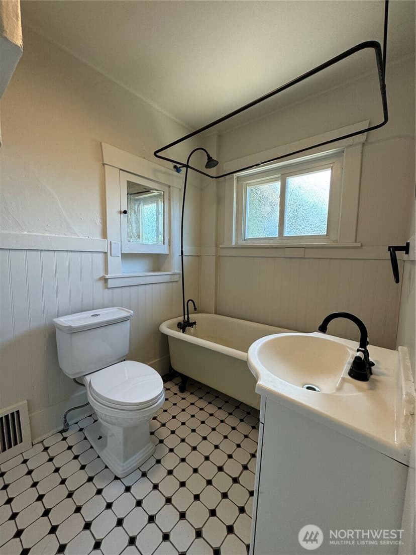 Property photo for 811 NE 66th Street, Seattle photo 12