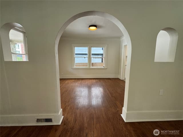 Property photo for 811 NE 66th Street, Seattle photo 4