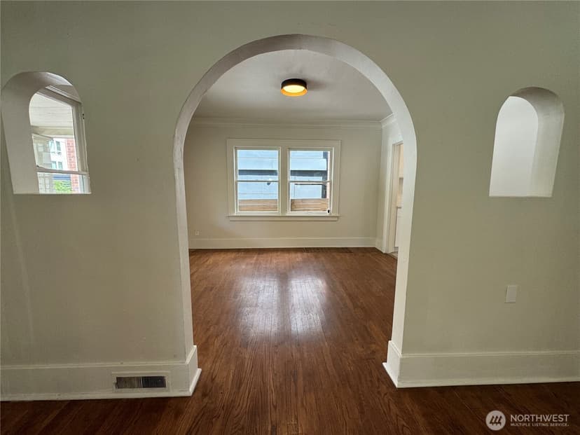 Property photo for 811 NE 66th Street, Seattle photo 4