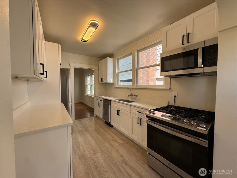 Property photo for 811 NE 66th Street, Seattle photo 7