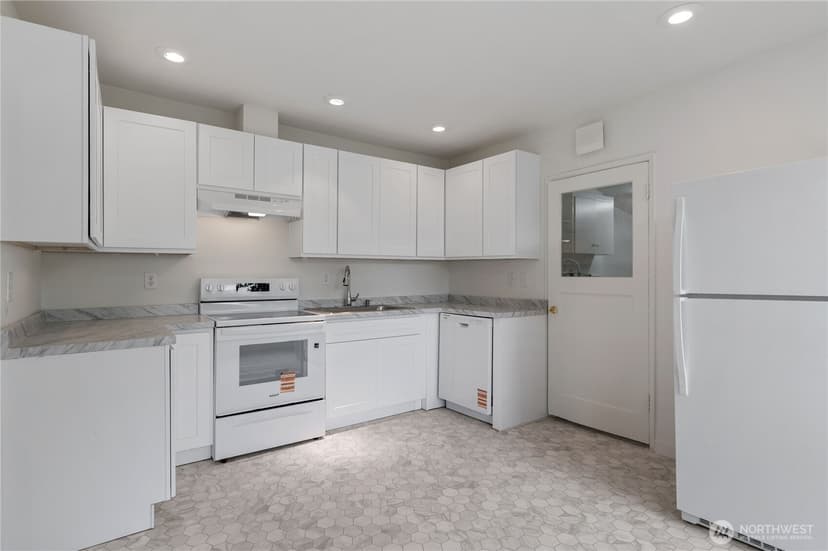 Property photo for 6411 Lake Grove Street SW, Lakewood photo 8
