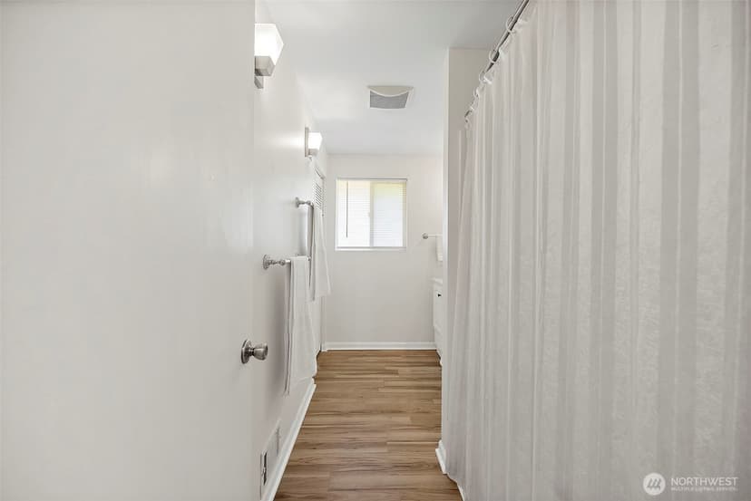 Property photo for 6401 Okanogan Avenue SW, Lakewood photo 13