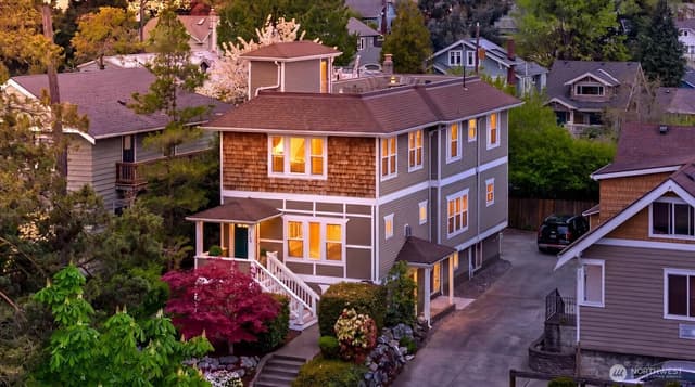 Property photo for 400 NE 50th Street, Seattle photo 2