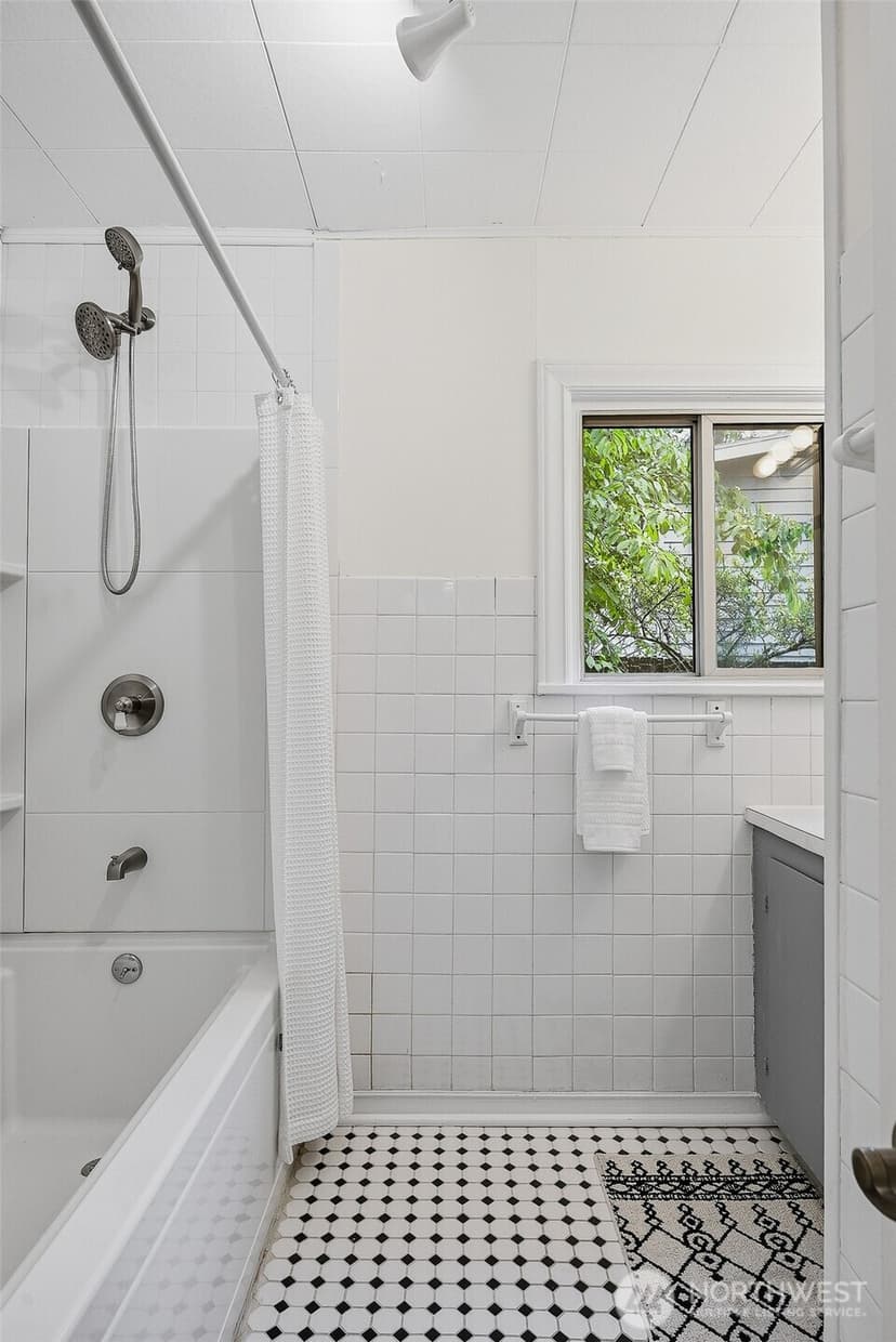 Property photo for 17633 10th Avenue NE, Shoreline photo 18