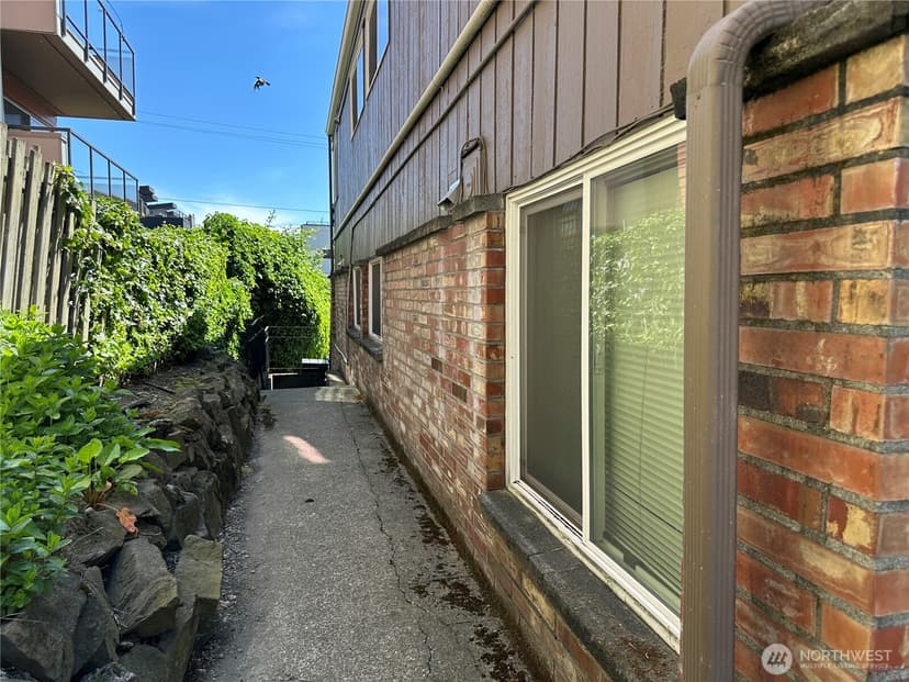 Property photo for 717 3rd Avenue N, Seattle photo 7