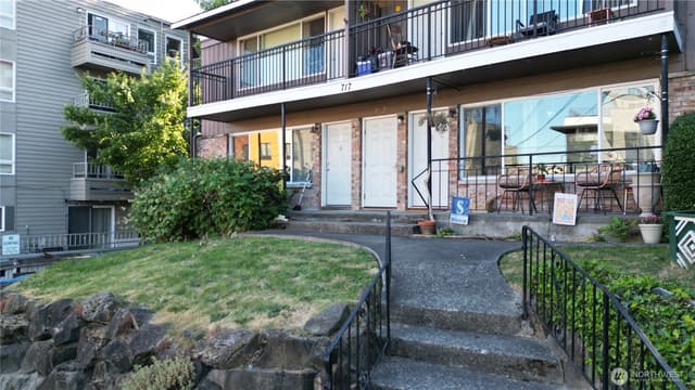 Property photo for 717 3rd Avenue N, Seattle photo 4