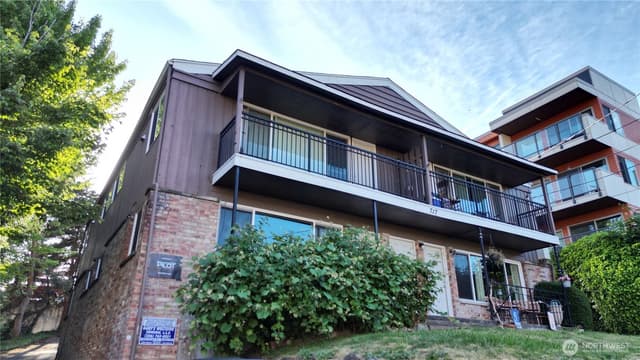 Property photo for 717 3rd Avenue N, Seattle photo 2