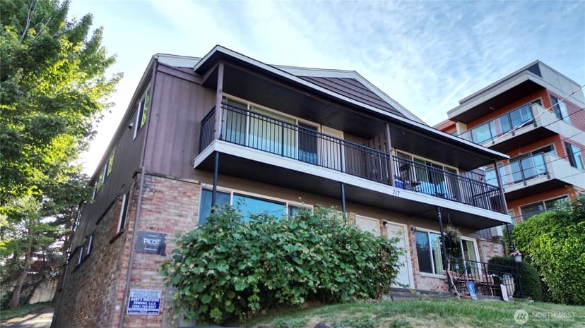 Property photo for 717 3rd Avenue N, Seattle photo 2