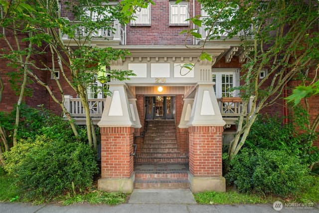 Property photo for 214 13th Avenue E #3, Seattle photo 2