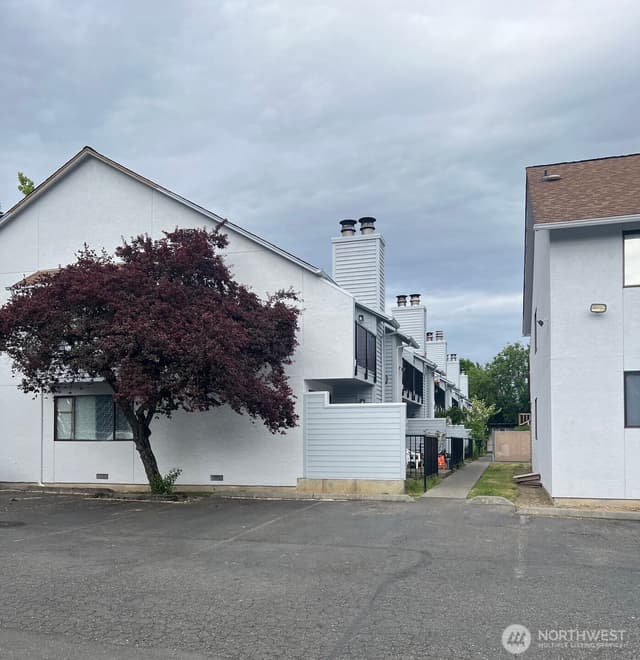 Property photo for 12434 Ambaum Blvd SW #106, Seattle photo 2