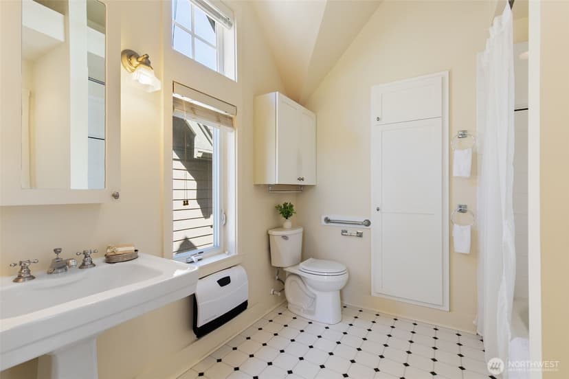 Property photo for 6318 5th Avenue NE #C, Seattle photo 13