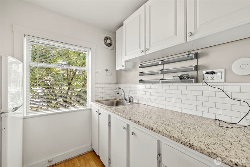 Property photo for 10346 Midvale Avenue N, Seattle photo 10