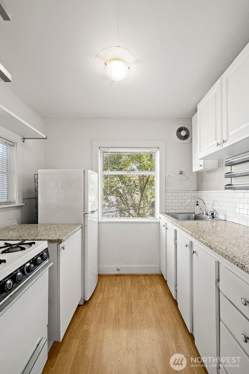 Property photo for 10346 Midvale Avenue N, Seattle photo 12