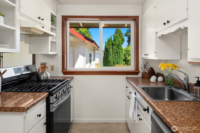 Property photo for 16022 11th Avenue SW, Burien photo 11