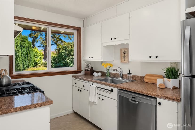 Property photo for 16022 11th Avenue SW, Burien photo 10