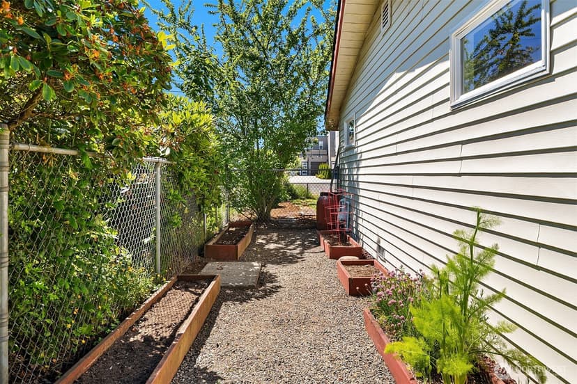 Property photo for 16022 11th Avenue SW, Burien photo 28