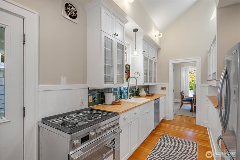 Property photo for 3929 Ashworth Avenue N, Seattle photo 9