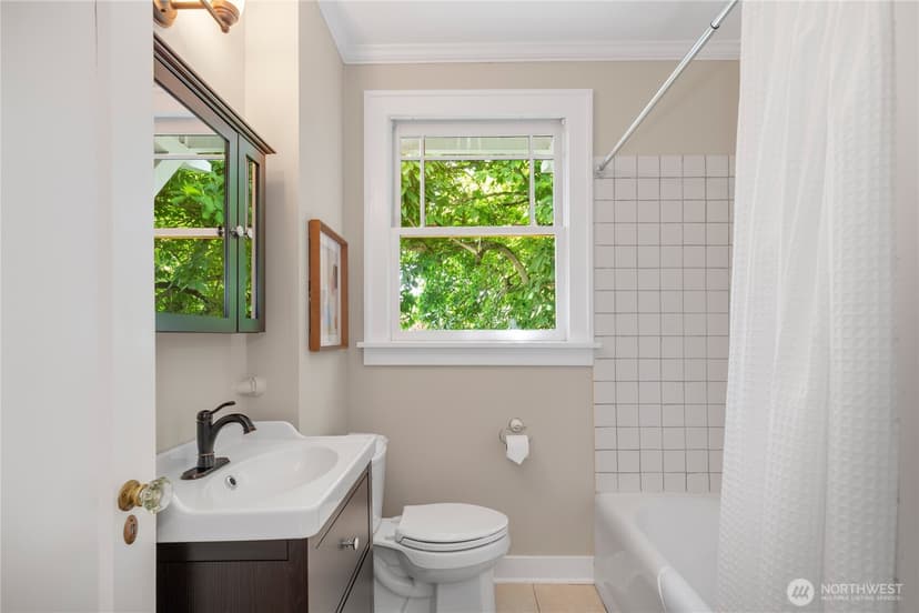 Property photo for 3929 Ashworth Avenue N, Seattle photo 13