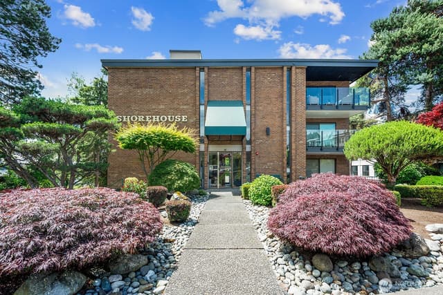 Property photo for 6225 Lake Washington Boulevard NE #402, Kirkland photo 2