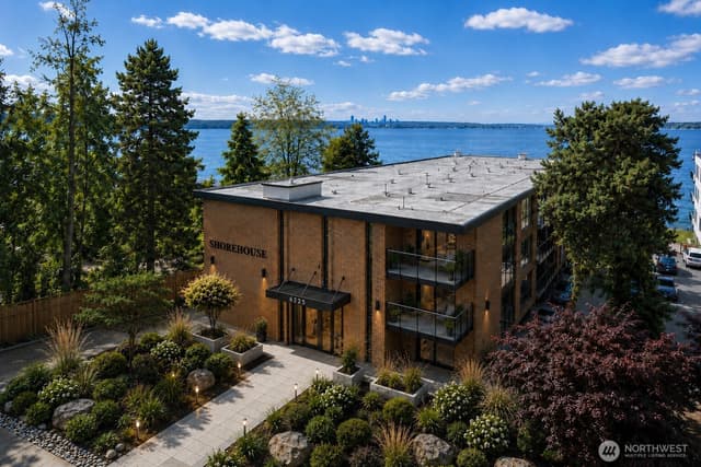 Property photo for 6225 Lake Washington Boulevard NE #402, Kirkland photo 4