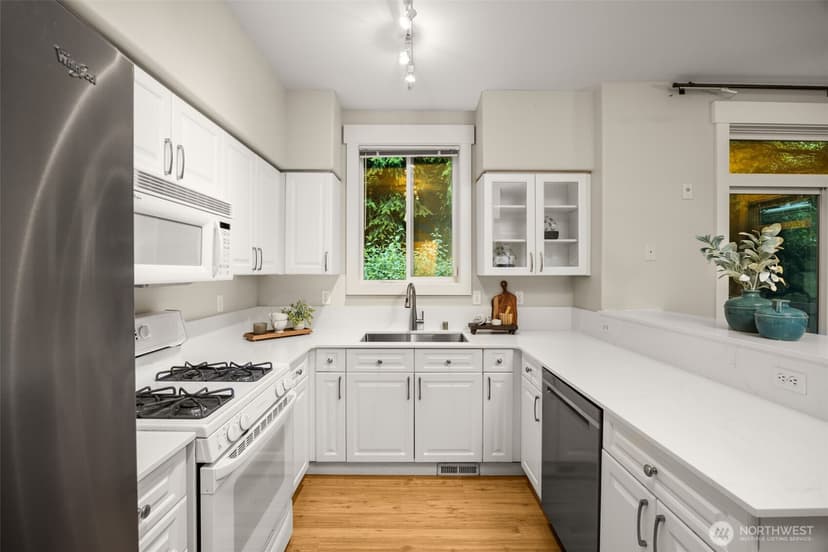 Property photo for 23300 SE Black Nugget Road #E6, Issaquah photo 6