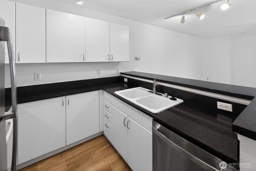 Property photo for 1323 Boren Avenue #412, Seattle photo 12
