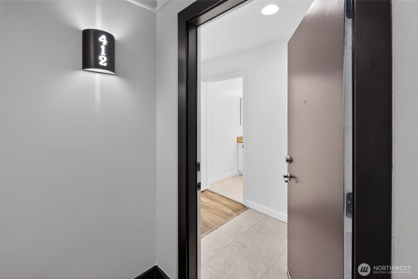 Property photo for 1323 Boren Avenue #412, Seattle photo 4