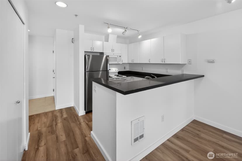 Property photo for 1323 Boren Avenue #412, Seattle photo 9