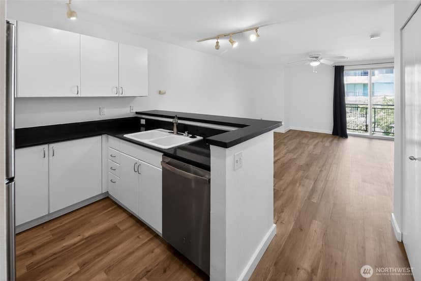 Property photo for 1323 Boren Avenue #412, Seattle photo 11