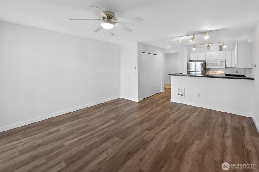 Property photo for 1323 Boren Avenue #412, Seattle photo 6
