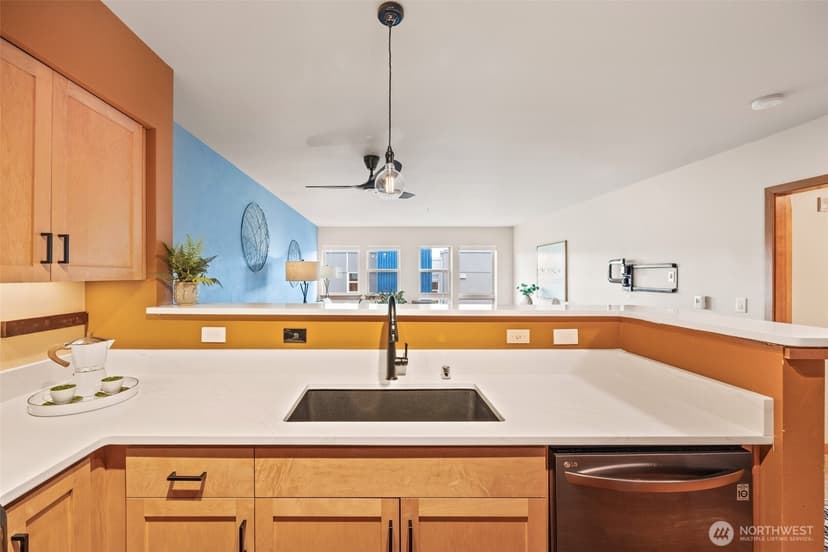 Property photo for 827 Hiawatha Place S #515, Seattle photo 8