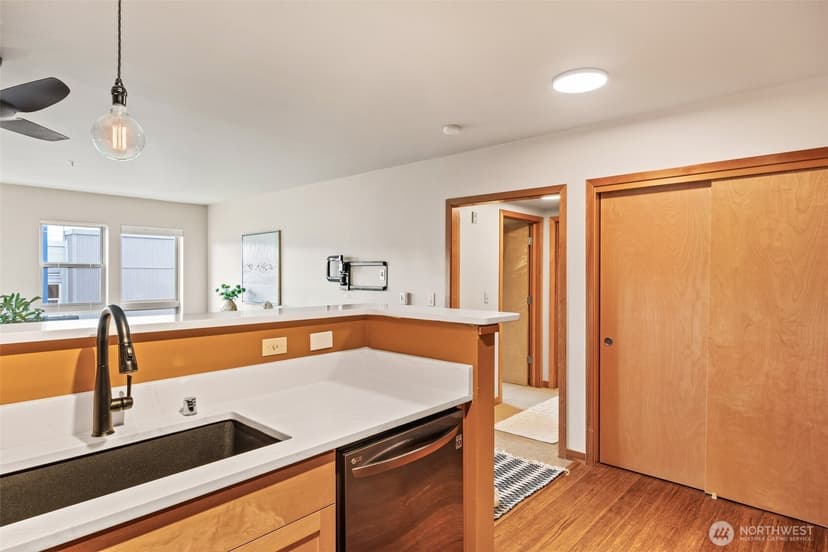 Property photo for 827 Hiawatha Place S #515, Seattle photo 10