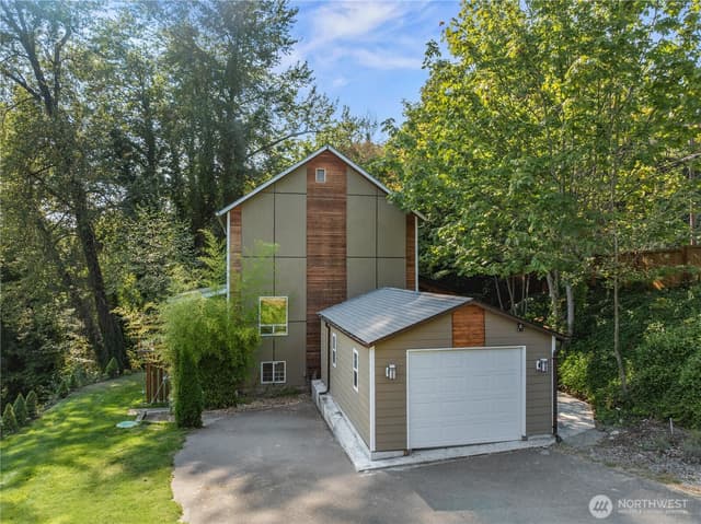Property photo for 21216 Des Moines Memorial Dr, Des Moines photo 2