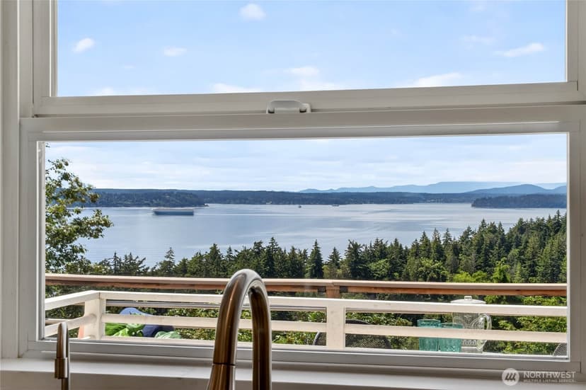 Property photo for 8261 Northrop Place SW, Seattle photo 4